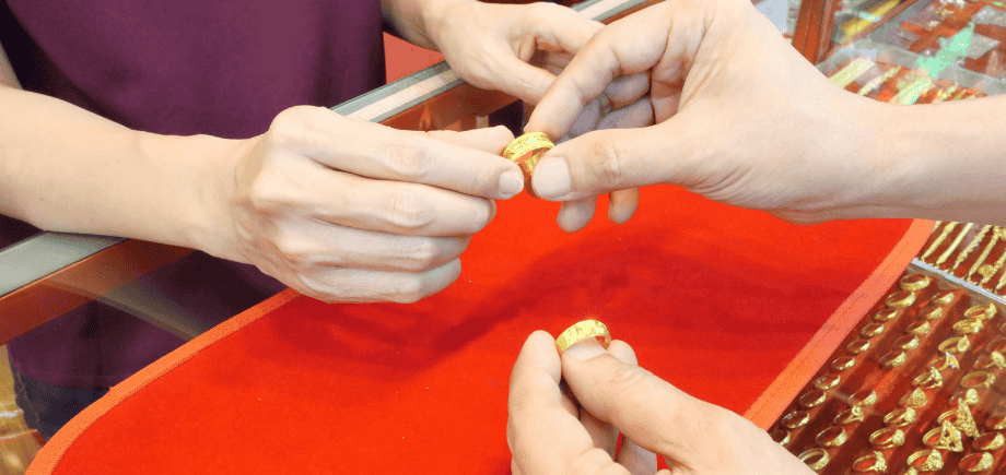 Giá vàng trong nước ngày 12/02/2025Kết phiên giao dịch ngày 11/2, giá vàng miếng SJC được các doanh nghiệp lớn niêm yết tại 88-90,5 triệu đồng/lượng (mua - bán), giảm 1,8 triệu đồng ở chiều mua và 2,3 triệu đồng ở chiều bán ra so v